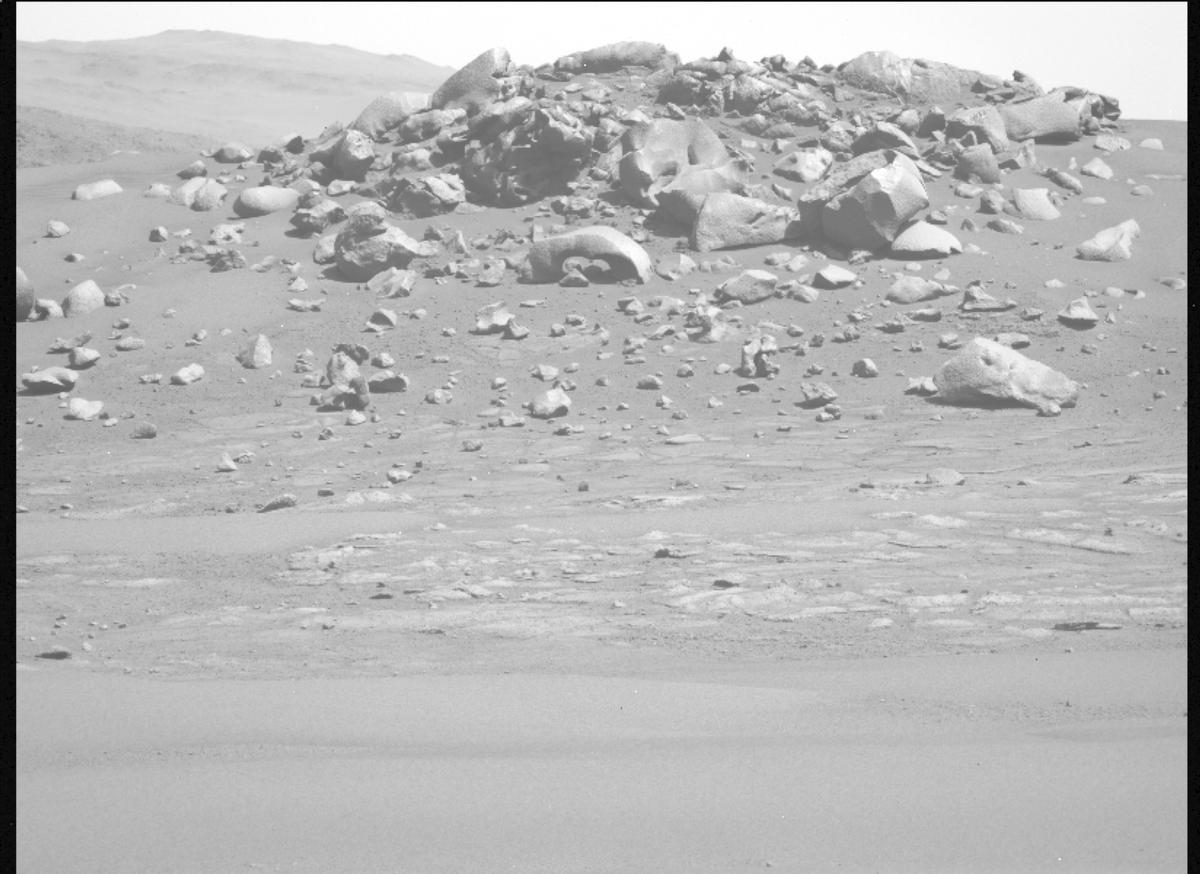 This image was taken by MCZ_LEFT onboard NASA's Mars rover Perseverance on Sol 1515