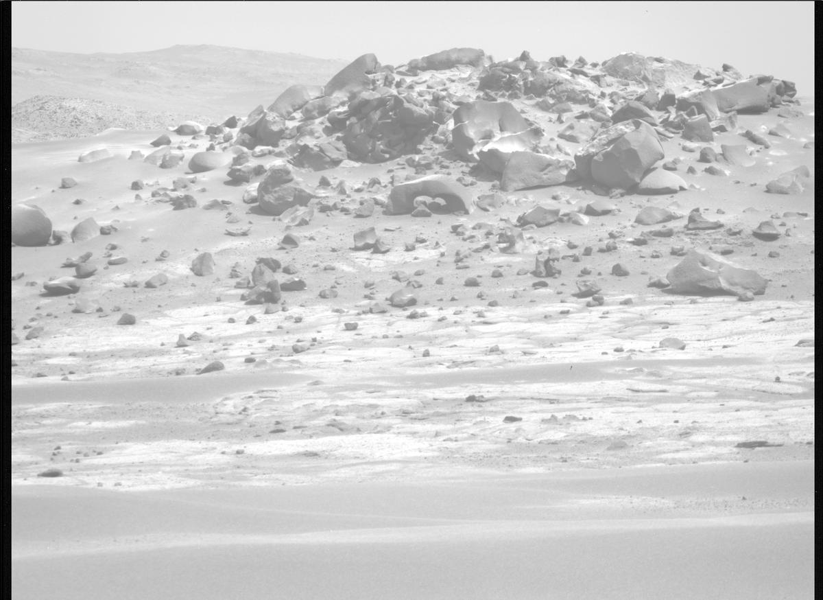 This image was taken by MCZ_RIGHT onboard NASA's Mars rover Perseverance on Sol 1515
