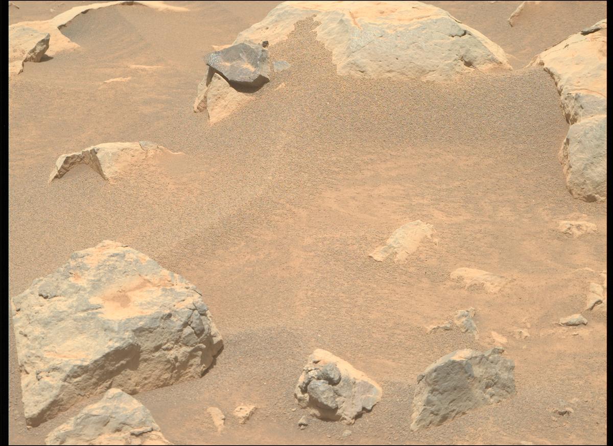 This image was taken by MCZ_RIGHT onboard NASA's Mars rover Perseverance on Sol 1562