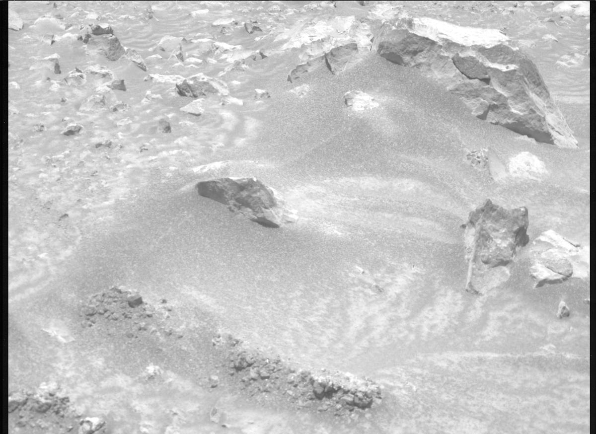 This image was taken by MCZ_RIGHT onboard NASA's Mars rover Perseverance on Sol 1562