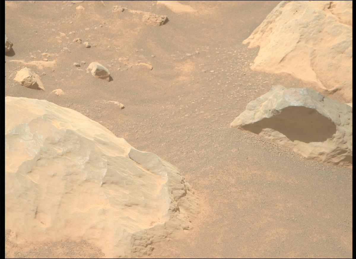 This image was taken by MCZ_RIGHT onboard NASA's Mars rover Perseverance on Sol 1565