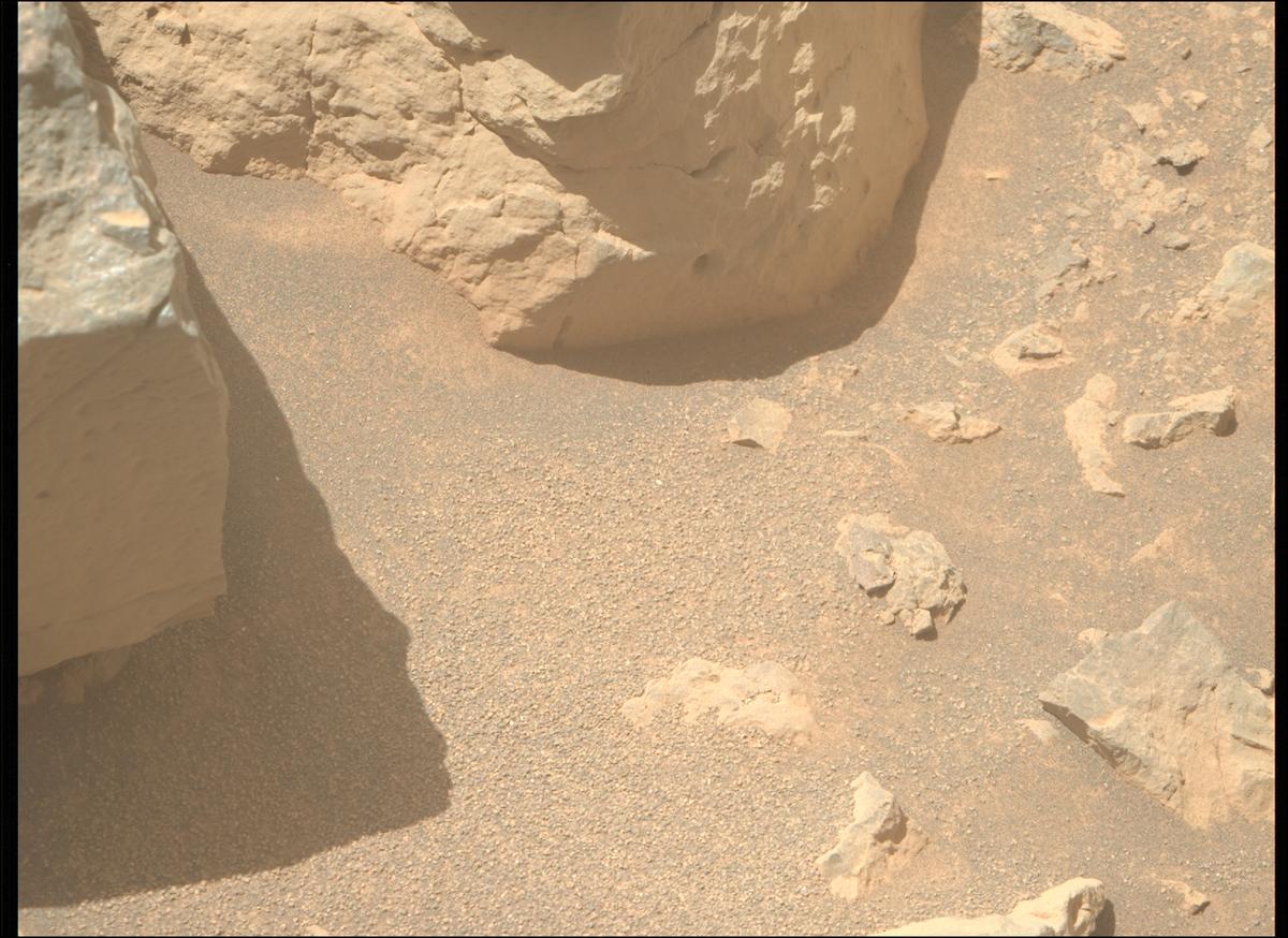 This image was taken by MCZ_RIGHT onboard NASA's Mars rover Perseverance on Sol 1565