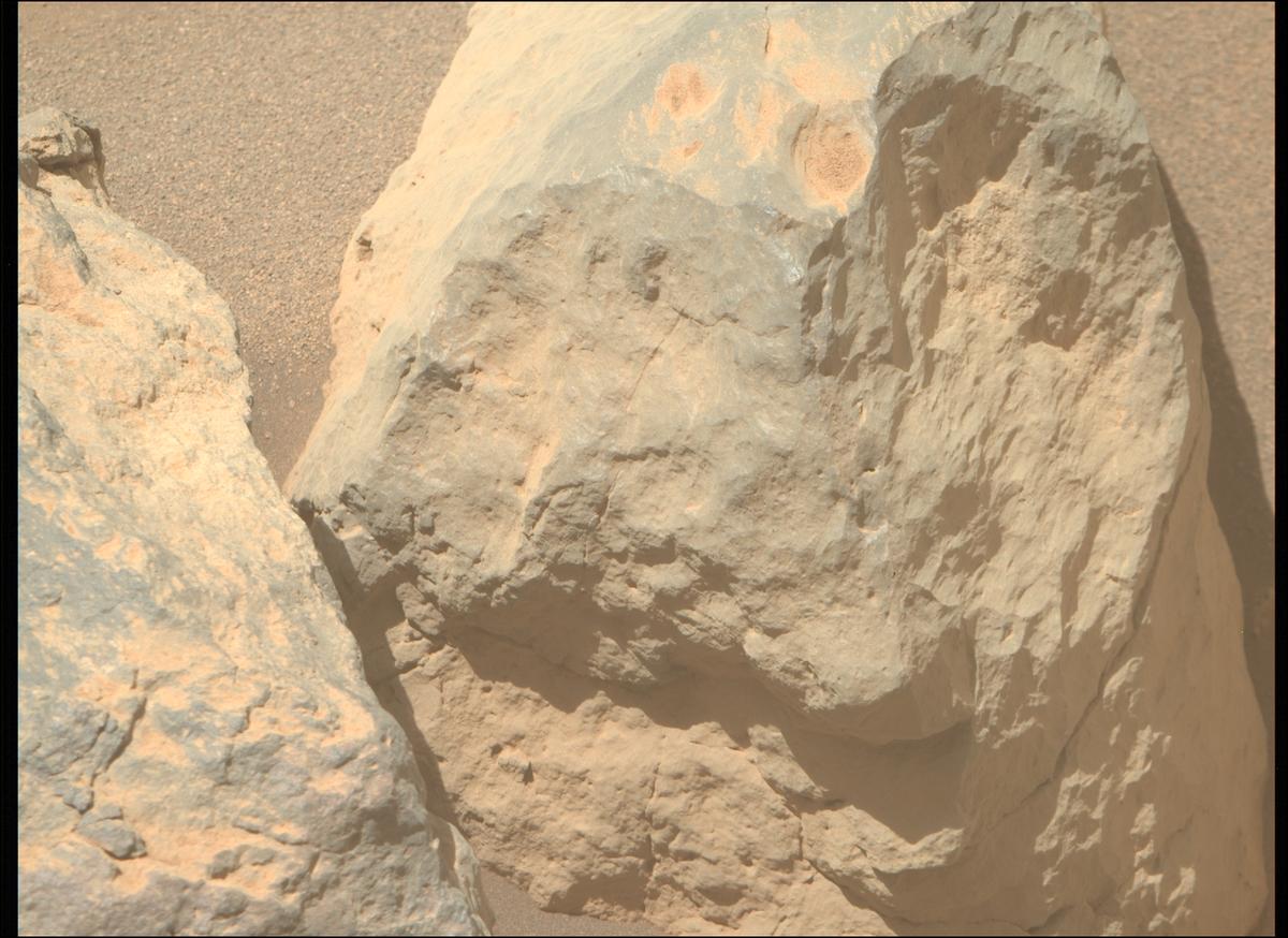 This image was taken by MCZ_RIGHT onboard NASA's Mars rover Perseverance on Sol 1565