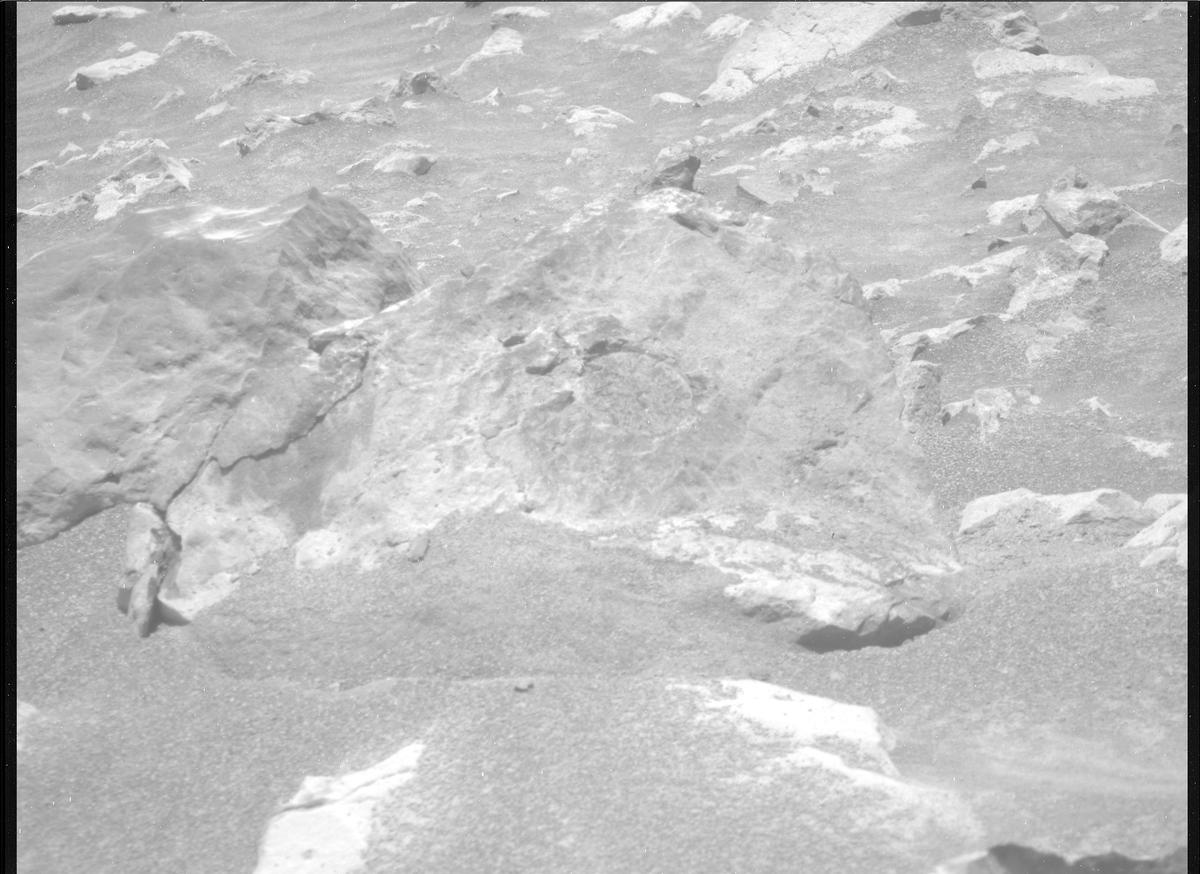 This image was taken by MCZ_RIGHT onboard NASA's Mars rover Perseverance on Sol 1572