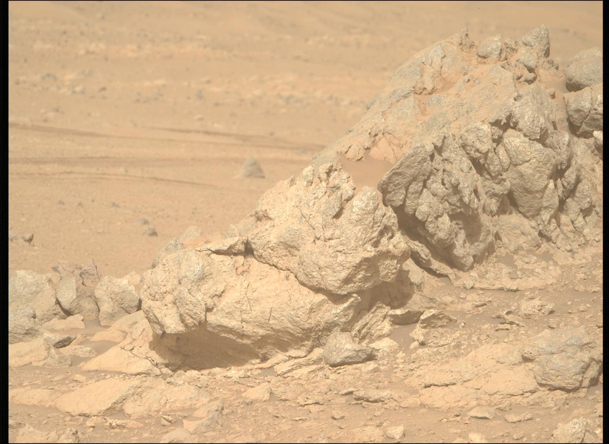 This image was taken by MCZ_RIGHT onboard NASA's Mars rover Perseverance on Sol 1865