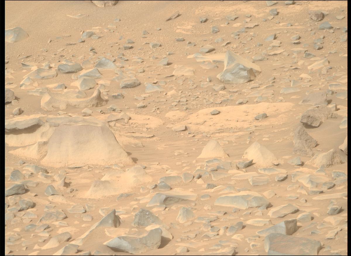 This image was taken by MCZ_RIGHT onboard NASA's Mars rover Perseverance on Sol 1927