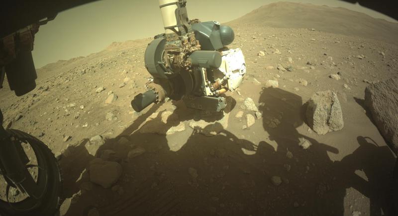 https://mars.nasa.gov/mars2020-raw-images/pub/ods/surface/sol/02011/ids/edr/browse/fcam/FLF_2011_0845477036_740ECM_N0920000FHAZ00215_01_275J01_800.jpg