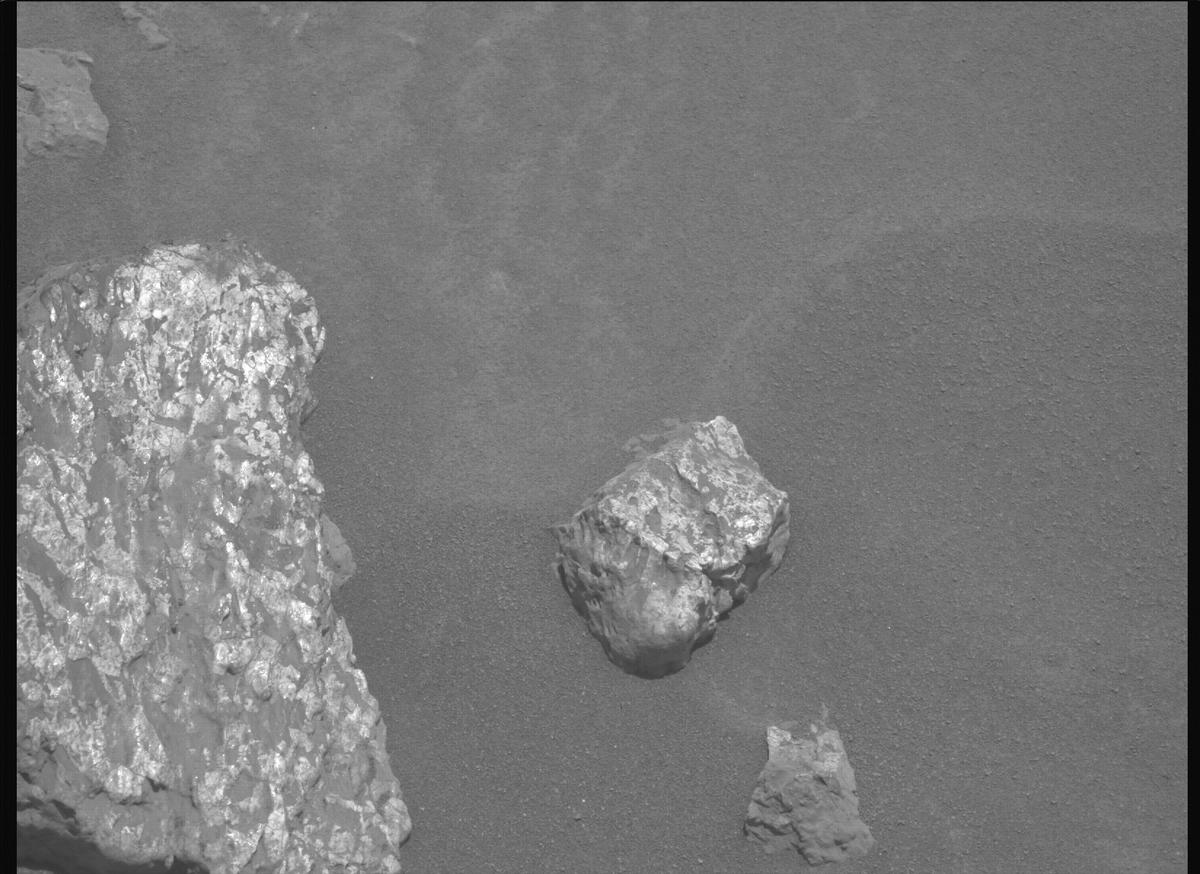 This image was taken by MCZ_LEFT onboard NASA's Mars rover Perseverance on Sol 2011
