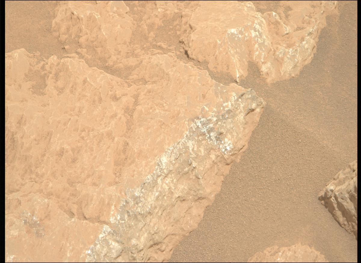 This image was taken by MCZ_RIGHT onboard NASA's Mars rover Perseverance on Sol 2011