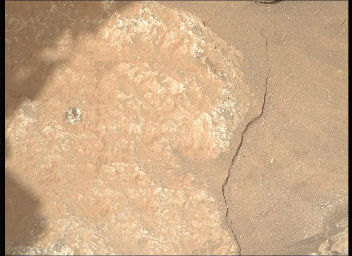 This image was taken by MCZ_RIGHT onboard NASA's Mars rover Perseverance on Sol 2015