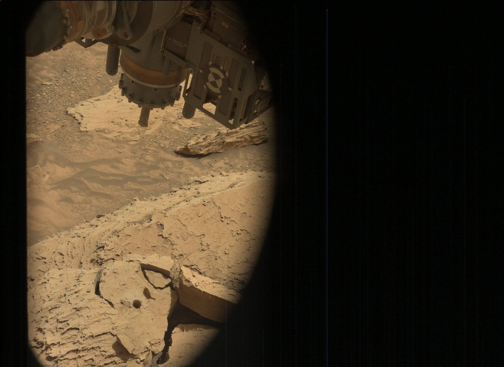 Curiosity rover câmera Mastcam imagem do terreno rochoso marciano próximo ao Monte Sharp Sol 4883