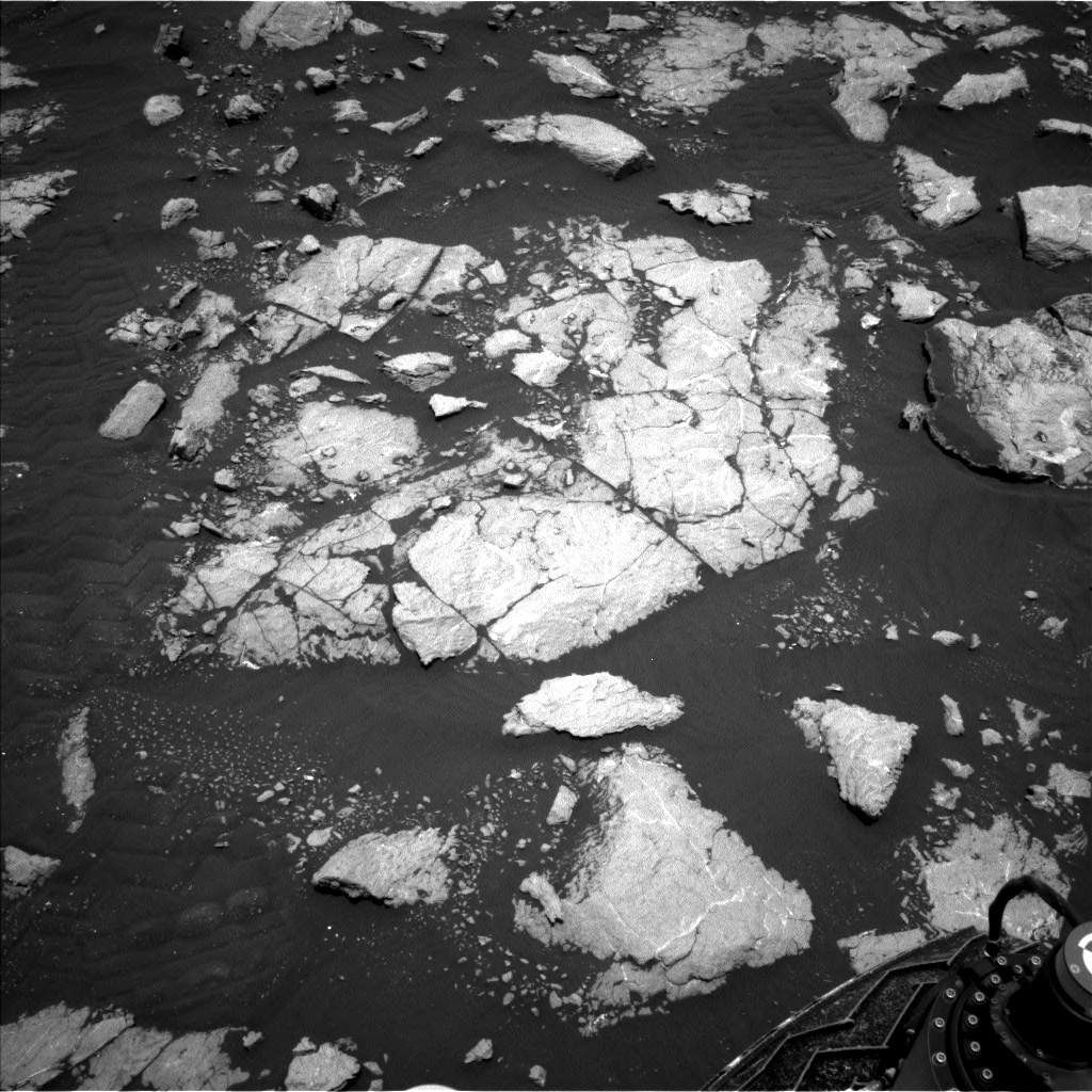 Nasa's Mars rover Curiosity acquired this image using its Left Navigation Camera on Sol 2998, at drive 2352, site number 84