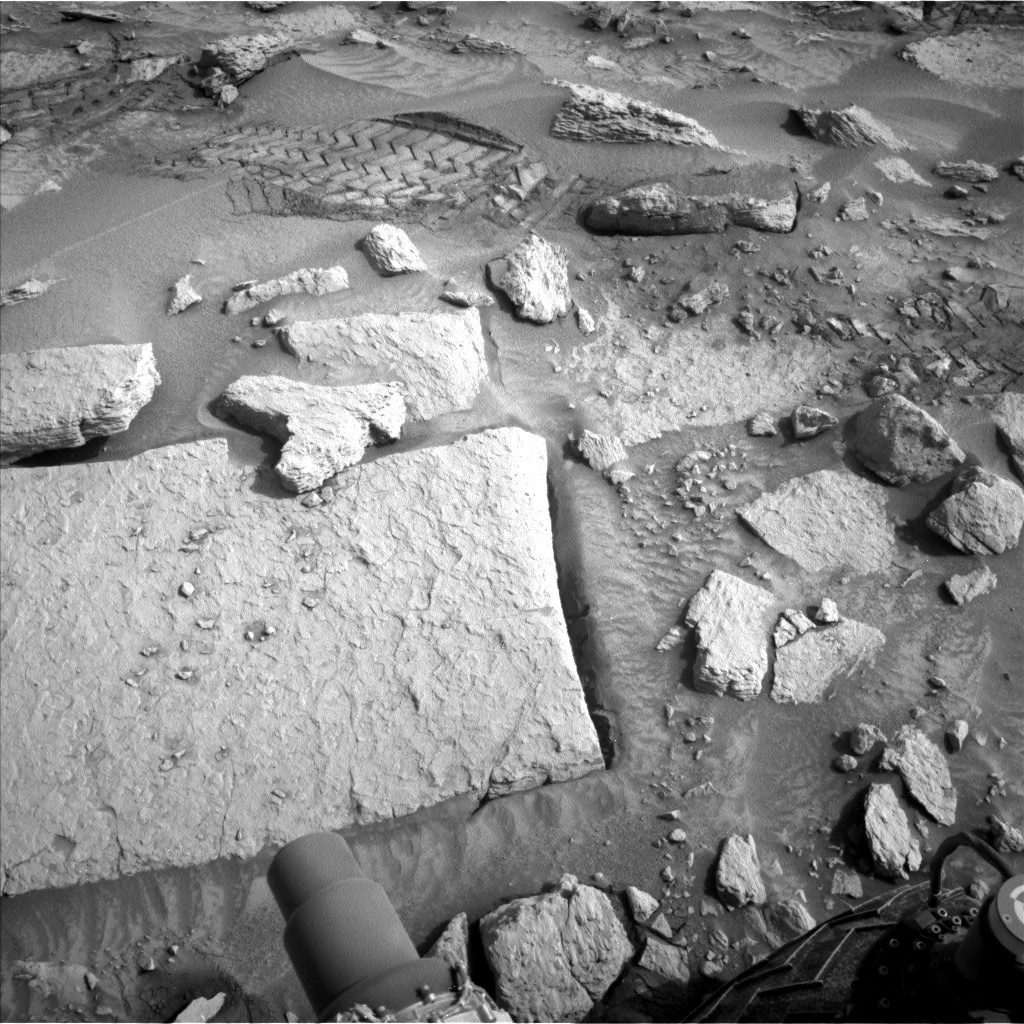 Nasa's Mars rover Curiosity acquired this image using its Left Navigation Camera on Sol 3658, at drive 1938, site number 98