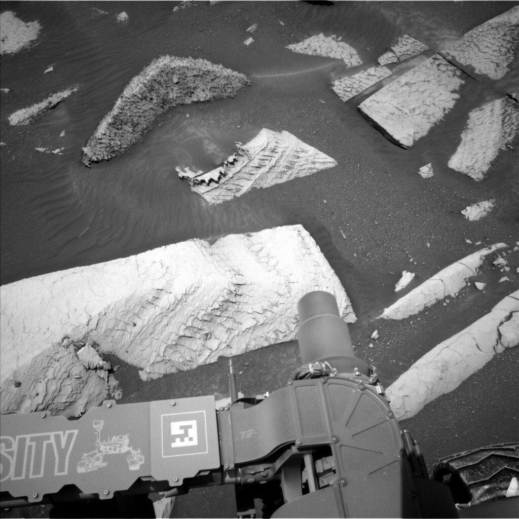 Sol 4071 Left Navcam image, showing the “Moraine Lake” block just in front of the rover and the darker toned “Penstemon” block behind it, on the right.