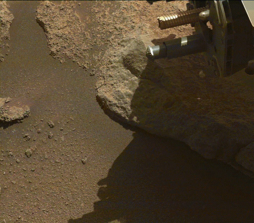 Uma parte de uma amostra de rocha cored é ejetada da broca percussiva rotativa no rover Perseverança Mars da NASA. As imagens foram coletadas pelo instrumento Mastcam-Z do rover em 15 de janeiro de 2022.