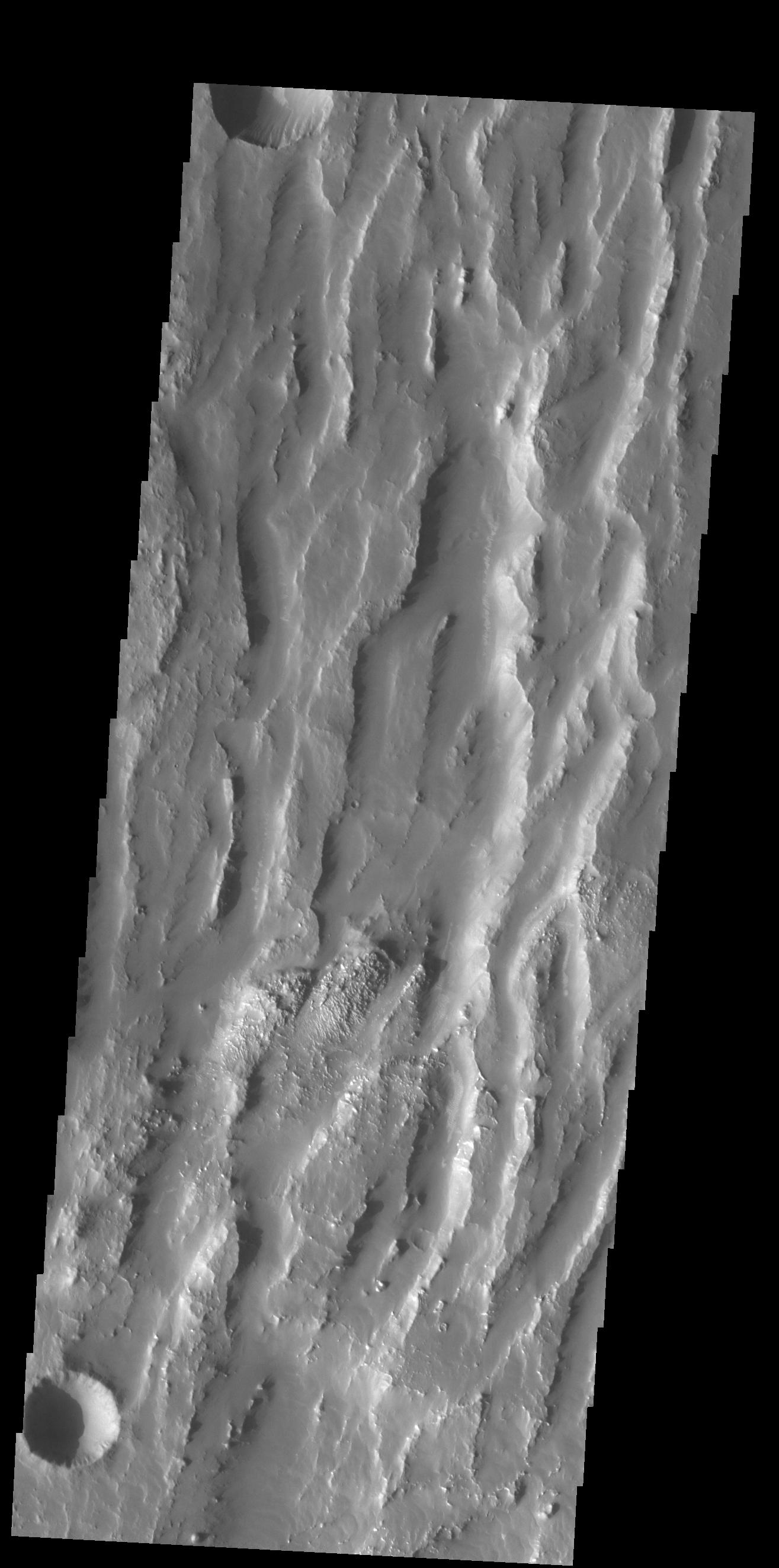 This image from NASAs Mars Odyssey shows Claritas Fossae, a graben filled highland located between the lava plains of Daedalia Planum and Solis Planum.