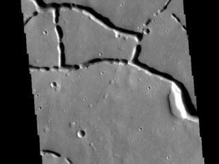 This image from NASAs Mars Odyssey shows the northern portion of Hephaestus Fossae. Hephaestus Fossae is a complex channel system in Utopia Planitia near Elysium Mons.
